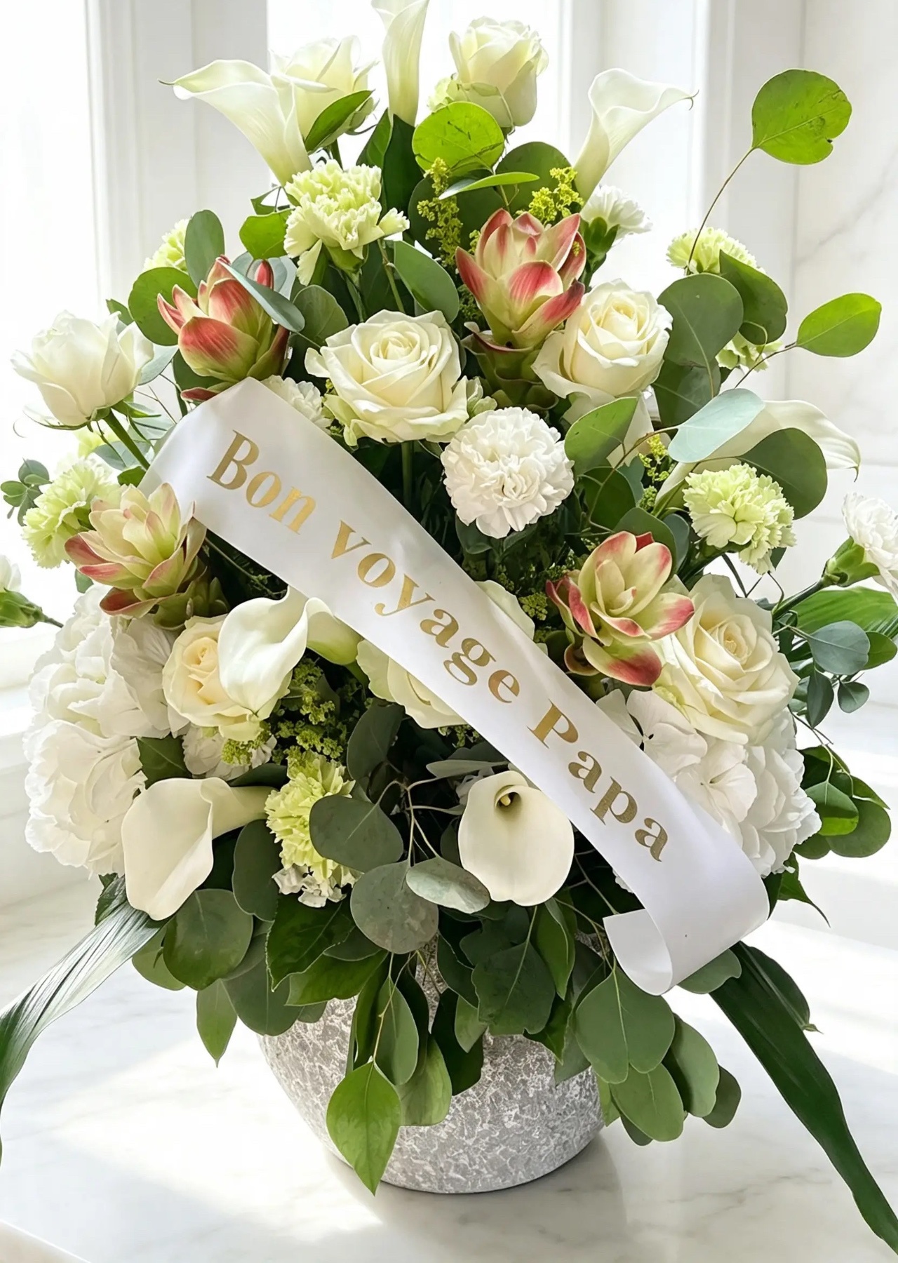 Weiß-grüner Kirchenschmuck mit persönlicher Schleife