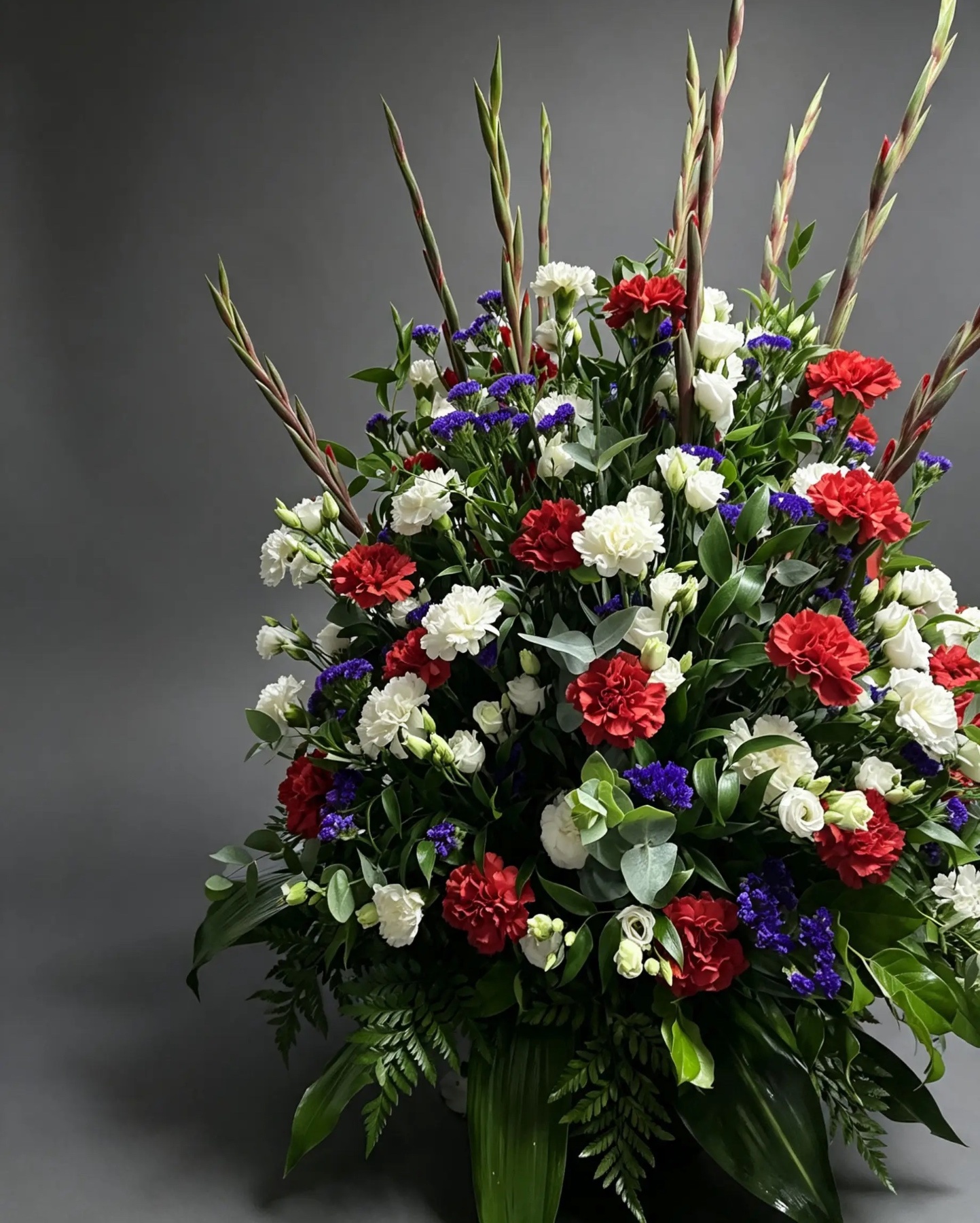 Hoher Kirchenschmuck in Rot, Weiß und Violett