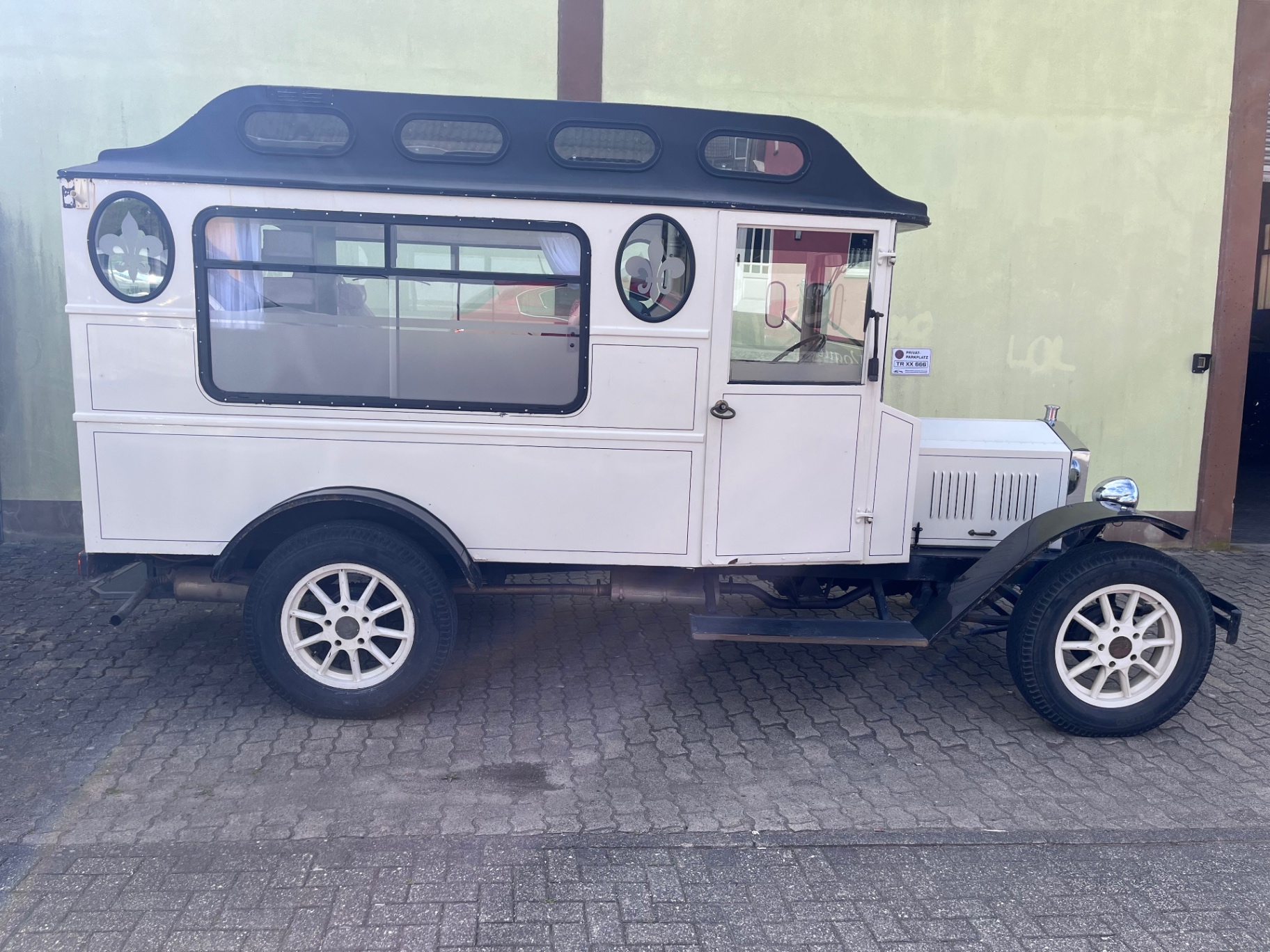 Der weiße Ford T von Fleur de Lys