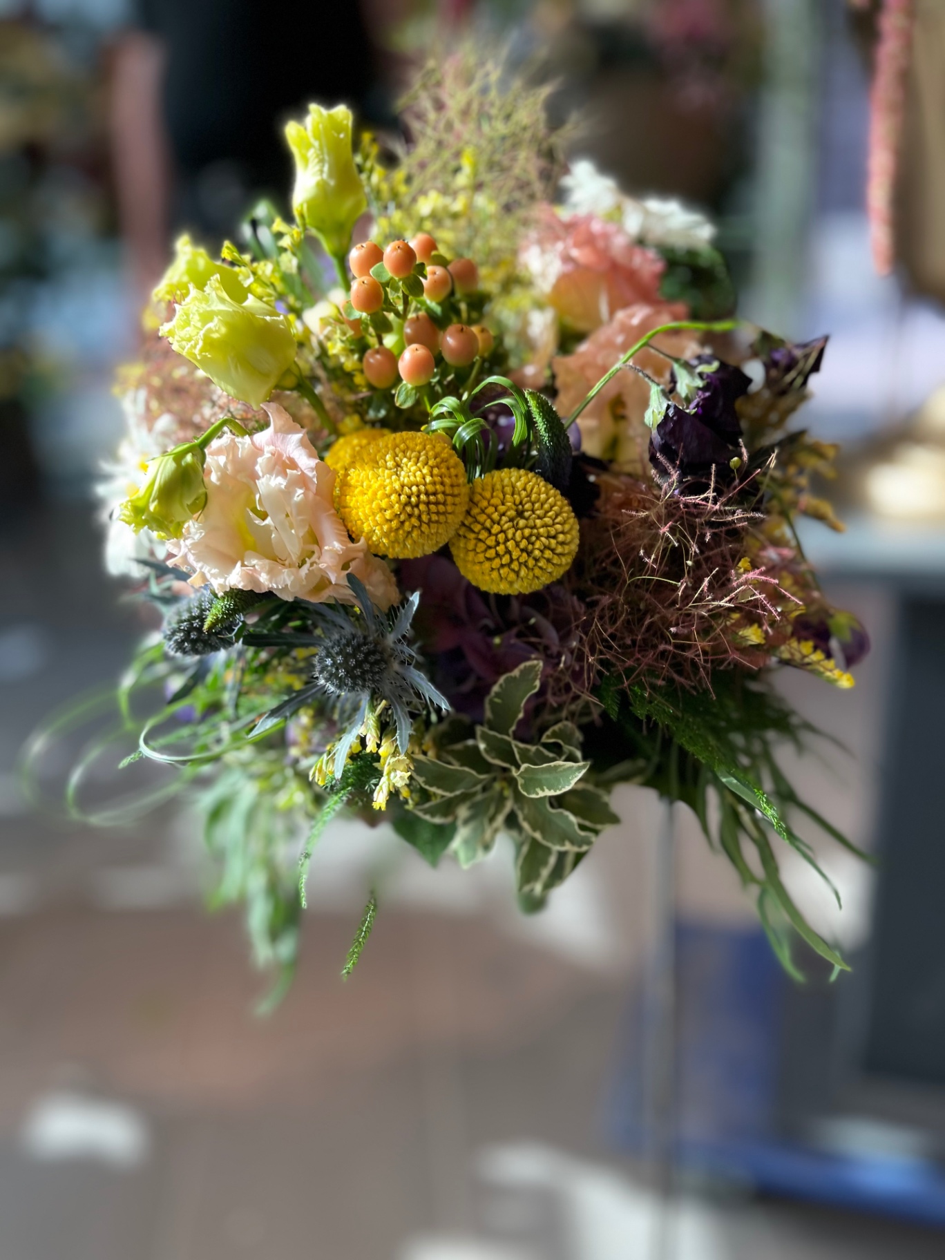 Kleiner runder Brautstrauß mit vorgegebenen Blumen