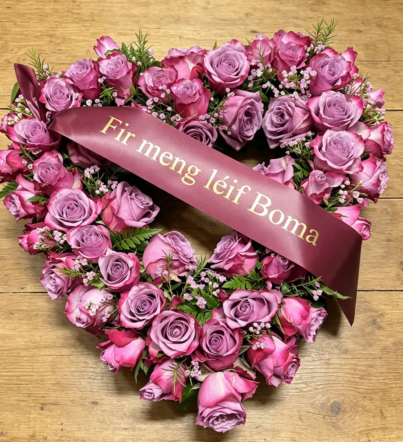 Offenes Herz aus creme Rosen mit Apricot und Beeren