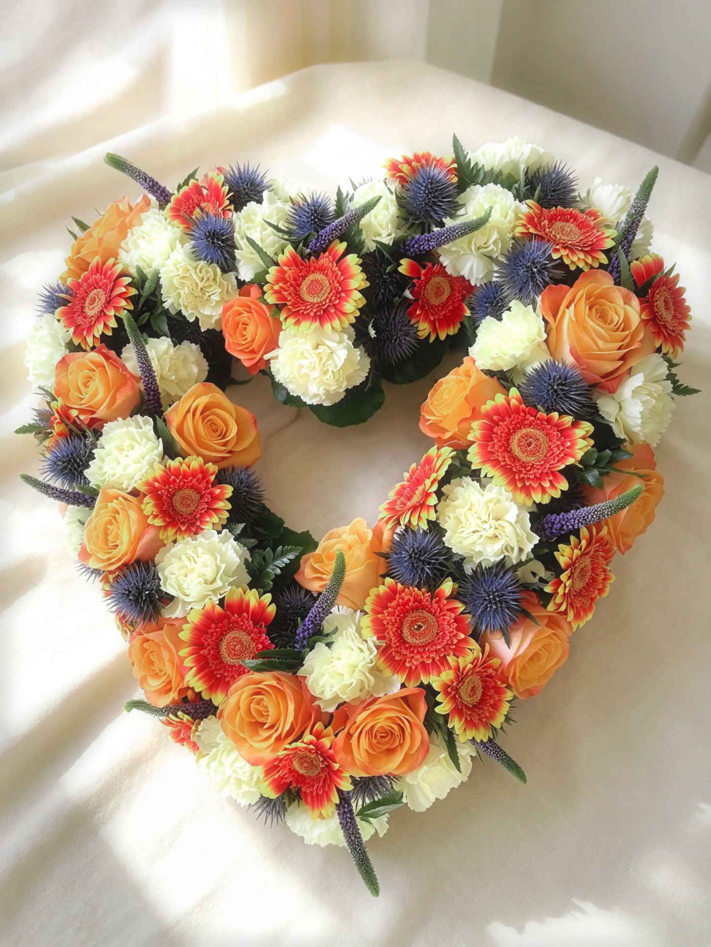 Offenes Herz mit Rosen und feinem Beiwerk