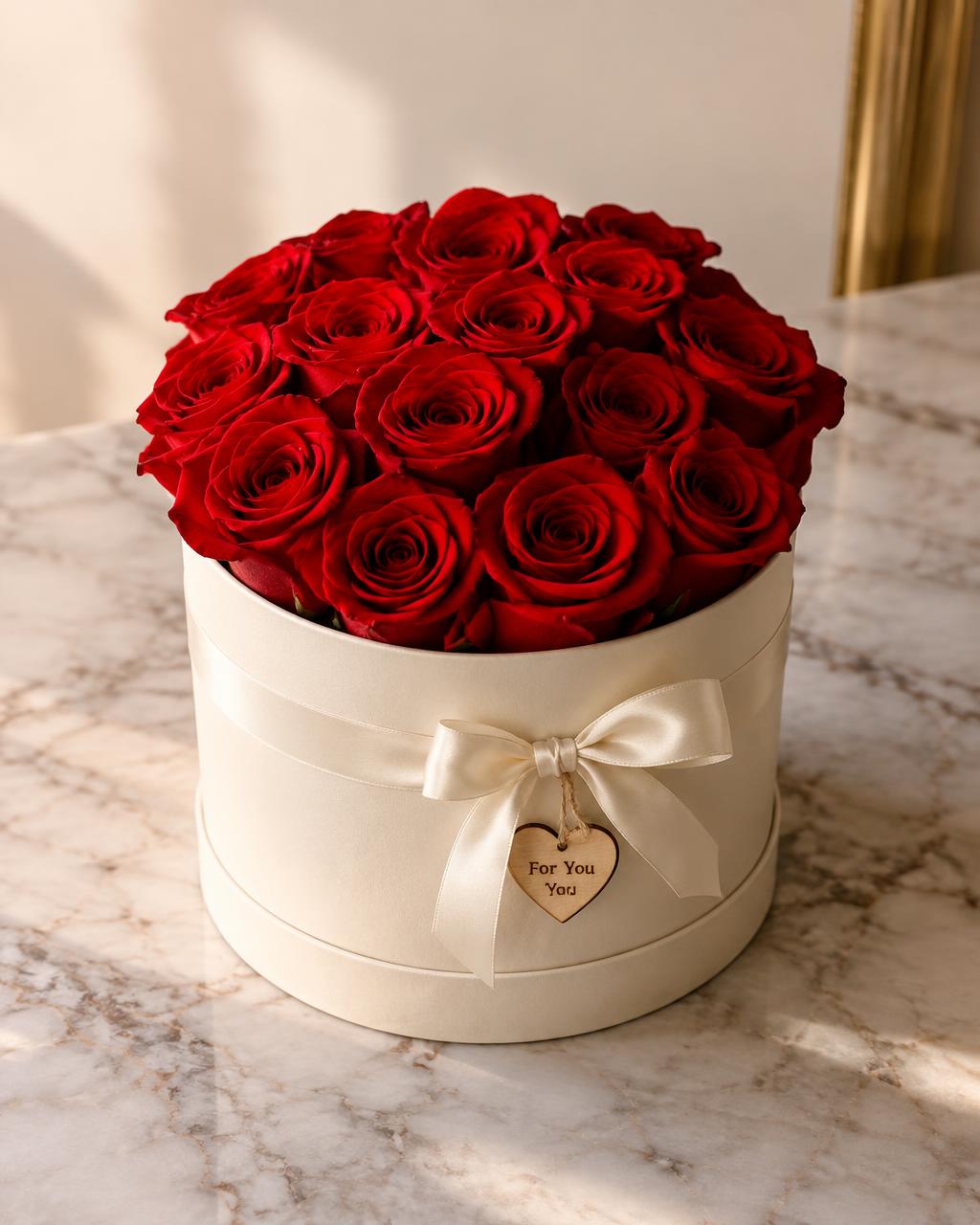 Runde Flowerbox mit roten Rosen